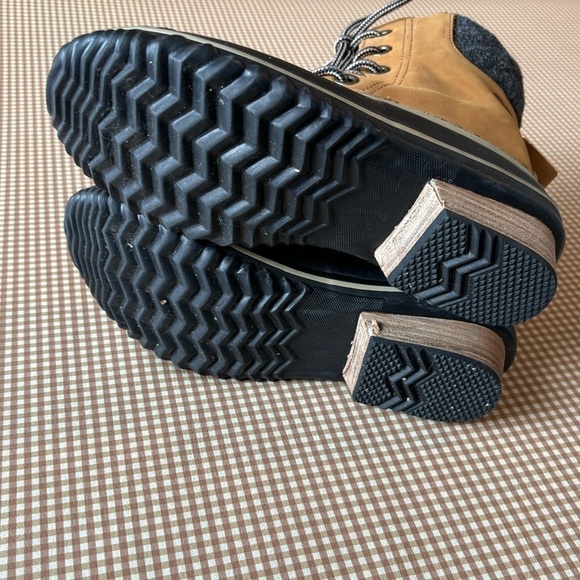 Sorel Hand-crafted waterproof lace up winter women’s boots. Size 7.5 - Picture 6 of 16